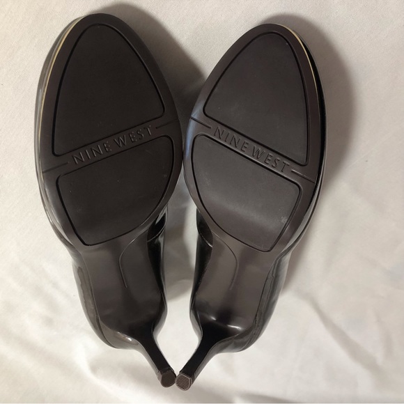 EUC Nine West “Acting Out” Metallic pump - Picture 7 of 8